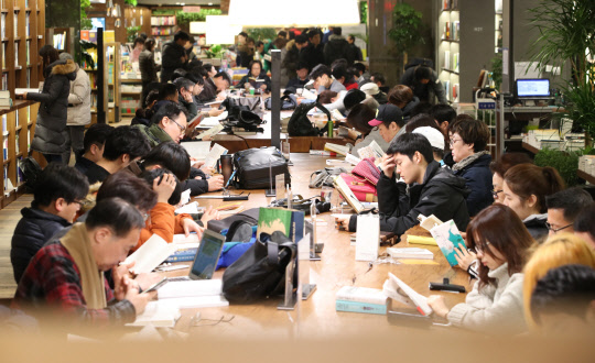 강추위가 계속된 16일 서울 종로구 한 대형서점이 책을 읽는 고객들로 붐비고 있다.